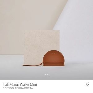 POLENE - Half Moon Wallet Mini 
3 pockets: 2 exterior and 1 interior zip pocket